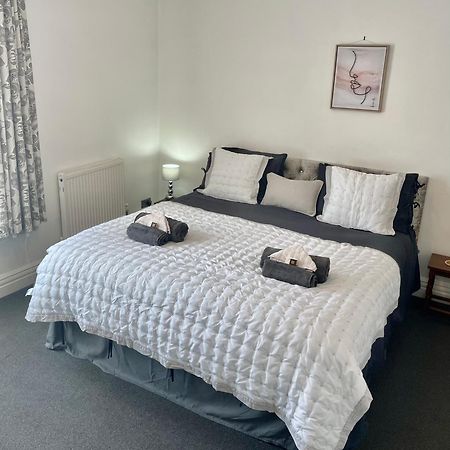 Entire Holiday Home In Blackpool With Free Parking And A Private Patio Garden ภายนอก รูปภาพ