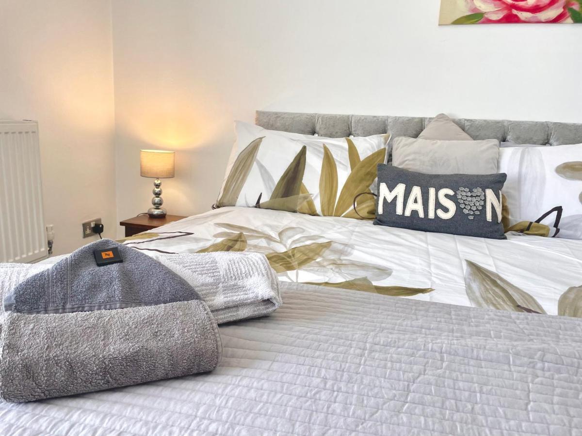 Entire Holiday Home In Blackpool With Free Parking And A Private Patio Garden ภายนอก รูปภาพ