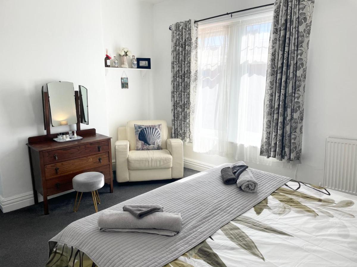 Entire Holiday Home In Blackpool With Free Parking And A Private Patio Garden ภายนอก รูปภาพ