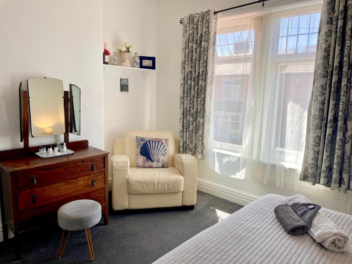 Entire Holiday Home In Blackpool With Free Parking And A Private Patio Garden ภายนอก รูปภาพ