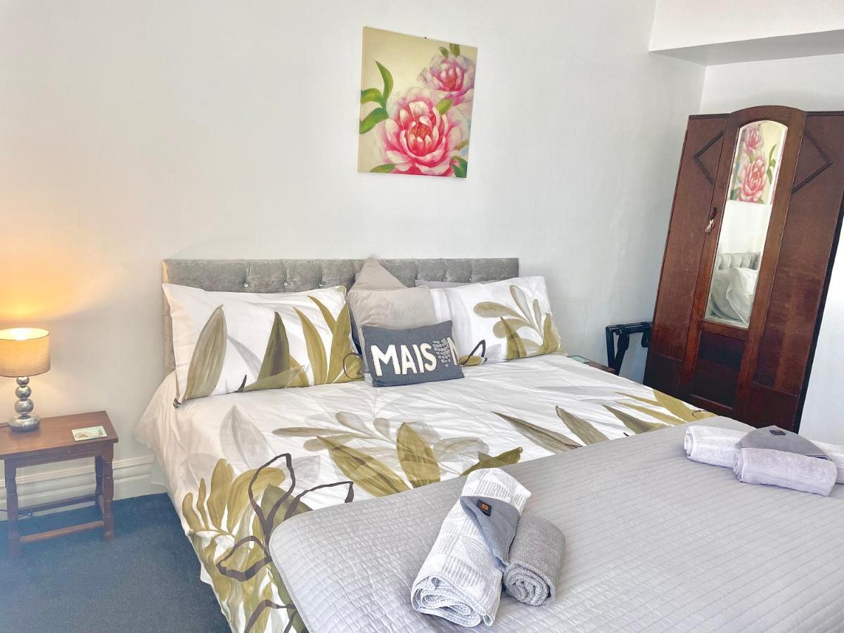 Entire Holiday Home In Blackpool With Free Parking And A Private Patio Garden ภายนอก รูปภาพ