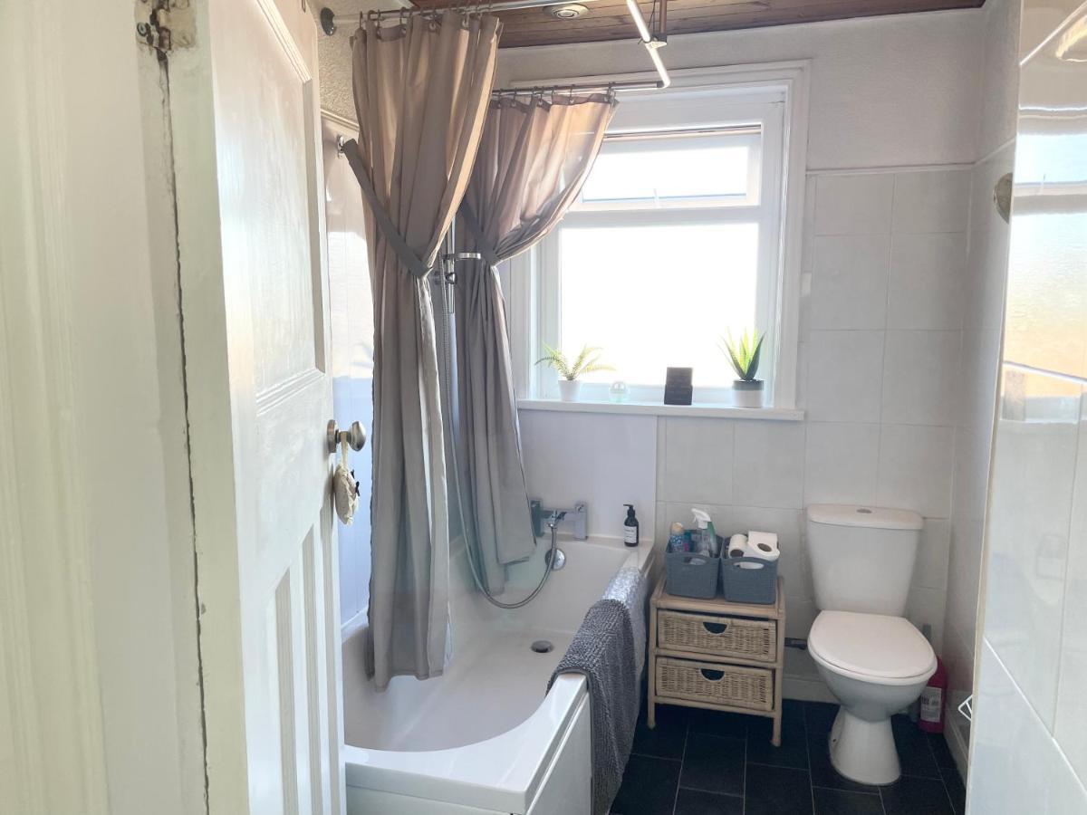 Entire Holiday Home In Blackpool With Free Parking And A Private Patio Garden ภายนอก รูปภาพ