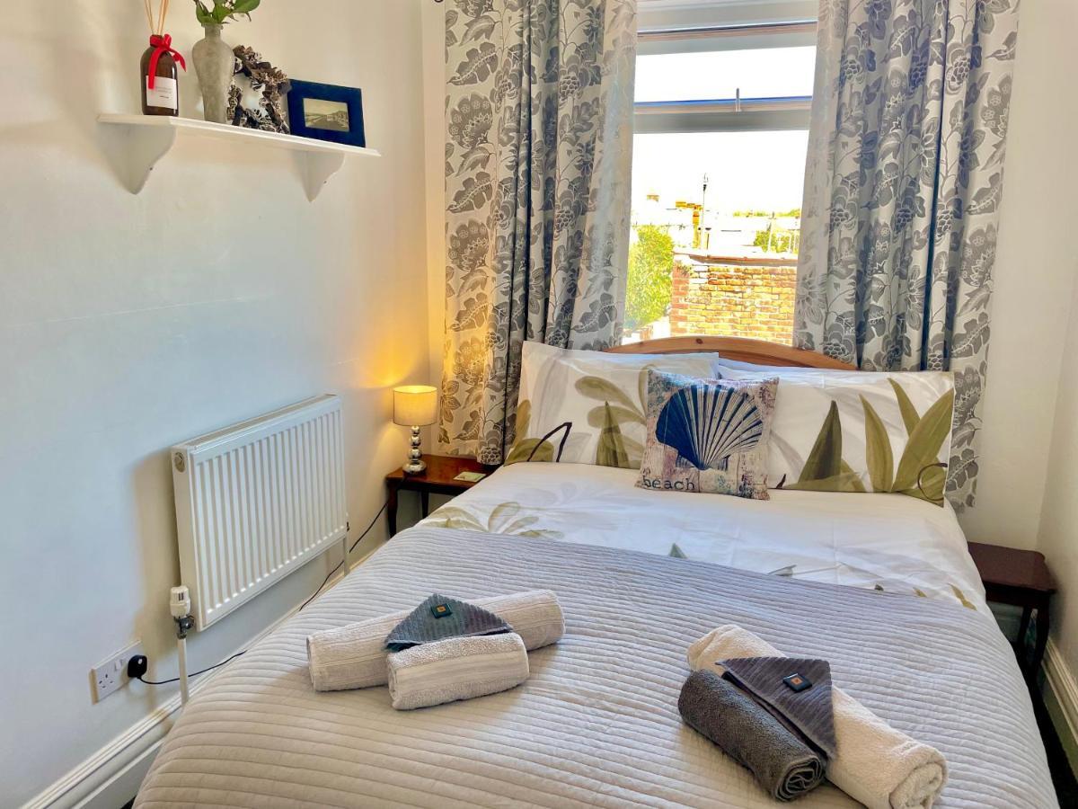 Entire Holiday Home In Blackpool With Free Parking And A Private Patio Garden ภายนอก รูปภาพ