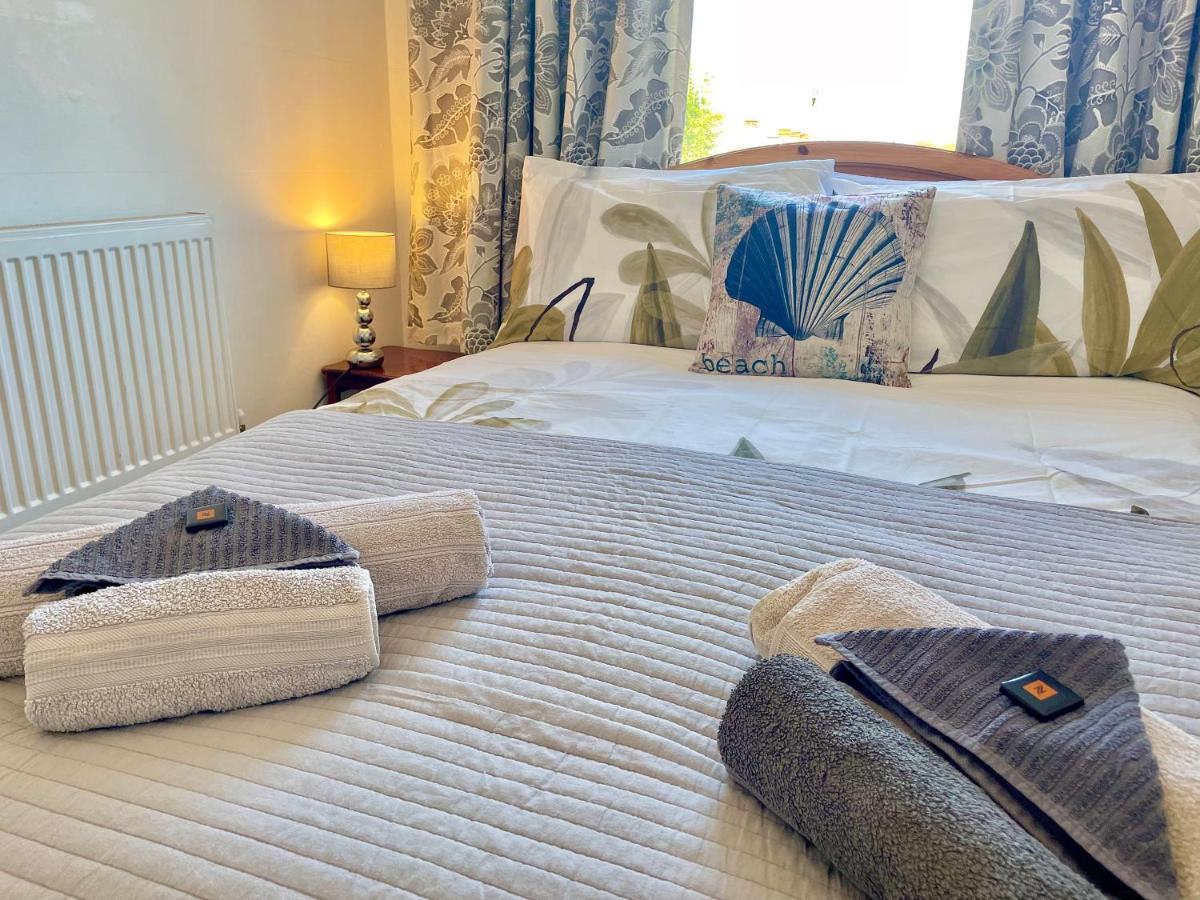 Entire Holiday Home In Blackpool With Free Parking And A Private Patio Garden ภายนอก รูปภาพ