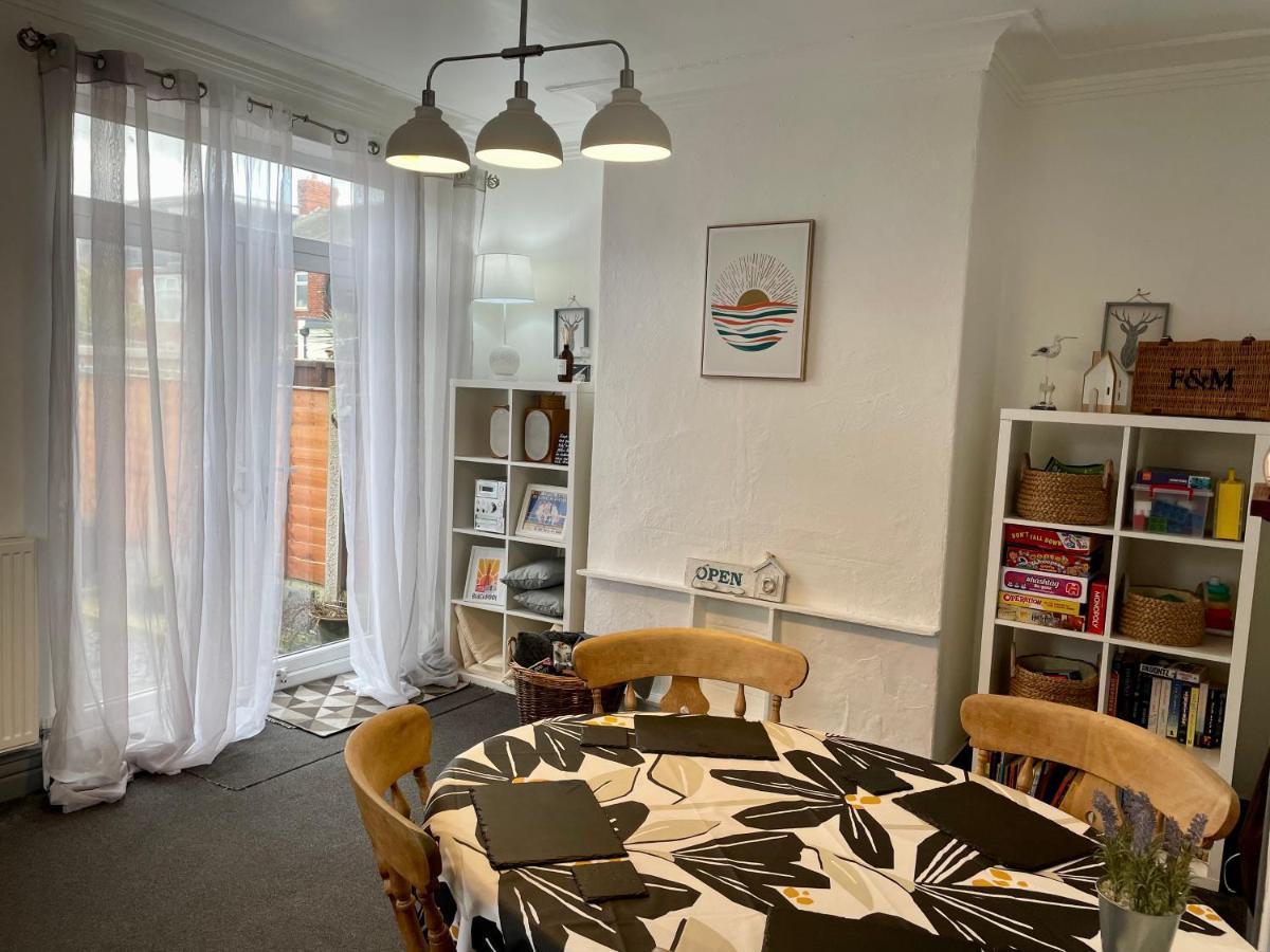 Entire Holiday Home In Blackpool With Free Parking And A Private Patio Garden ภายนอก รูปภาพ
