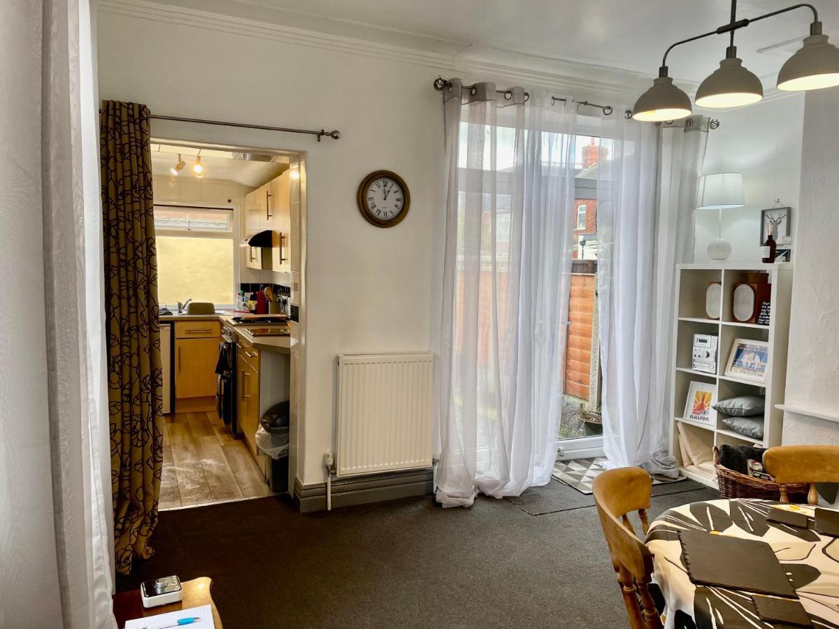 Entire Holiday Home In Blackpool With Free Parking And A Private Patio Garden ภายนอก รูปภาพ