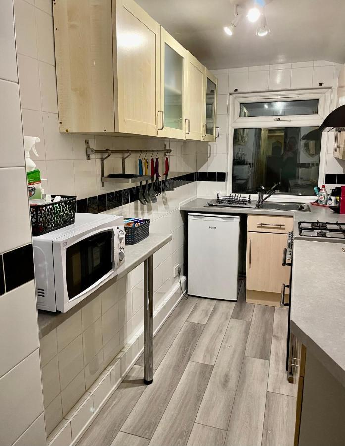 Entire Holiday Home In Blackpool With Free Parking And A Private Patio Garden ภายนอก รูปภาพ