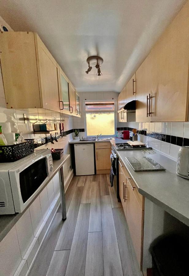 Entire Holiday Home In Blackpool With Free Parking And A Private Patio Garden ภายนอก รูปภาพ