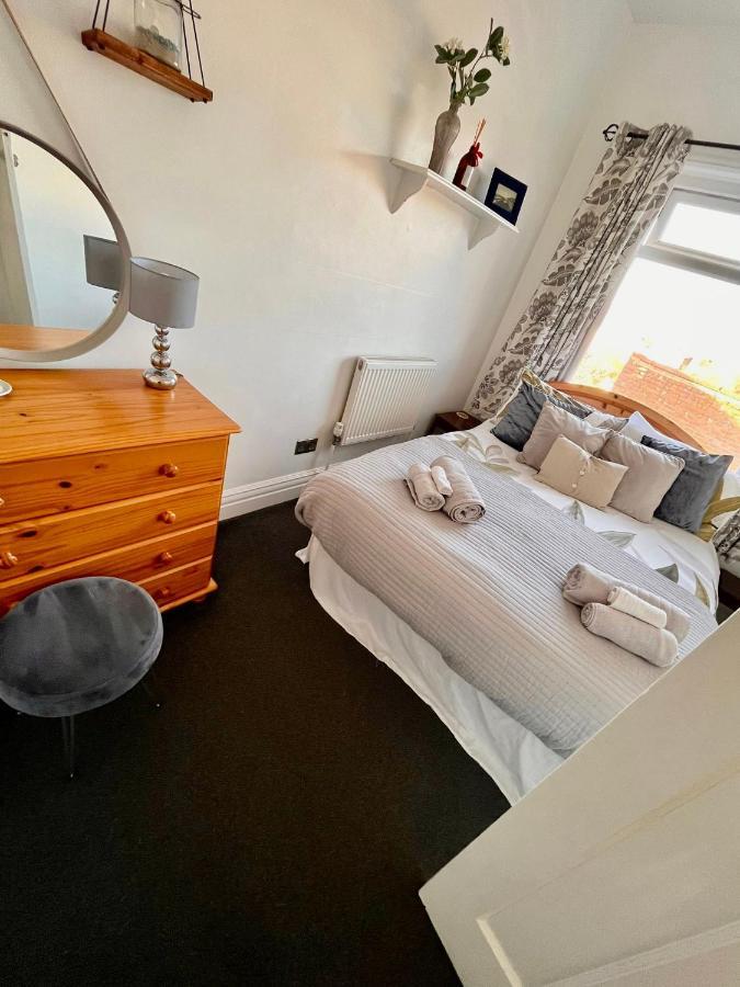 Entire Holiday Home In Blackpool With Free Parking And A Private Patio Garden ภายนอก รูปภาพ