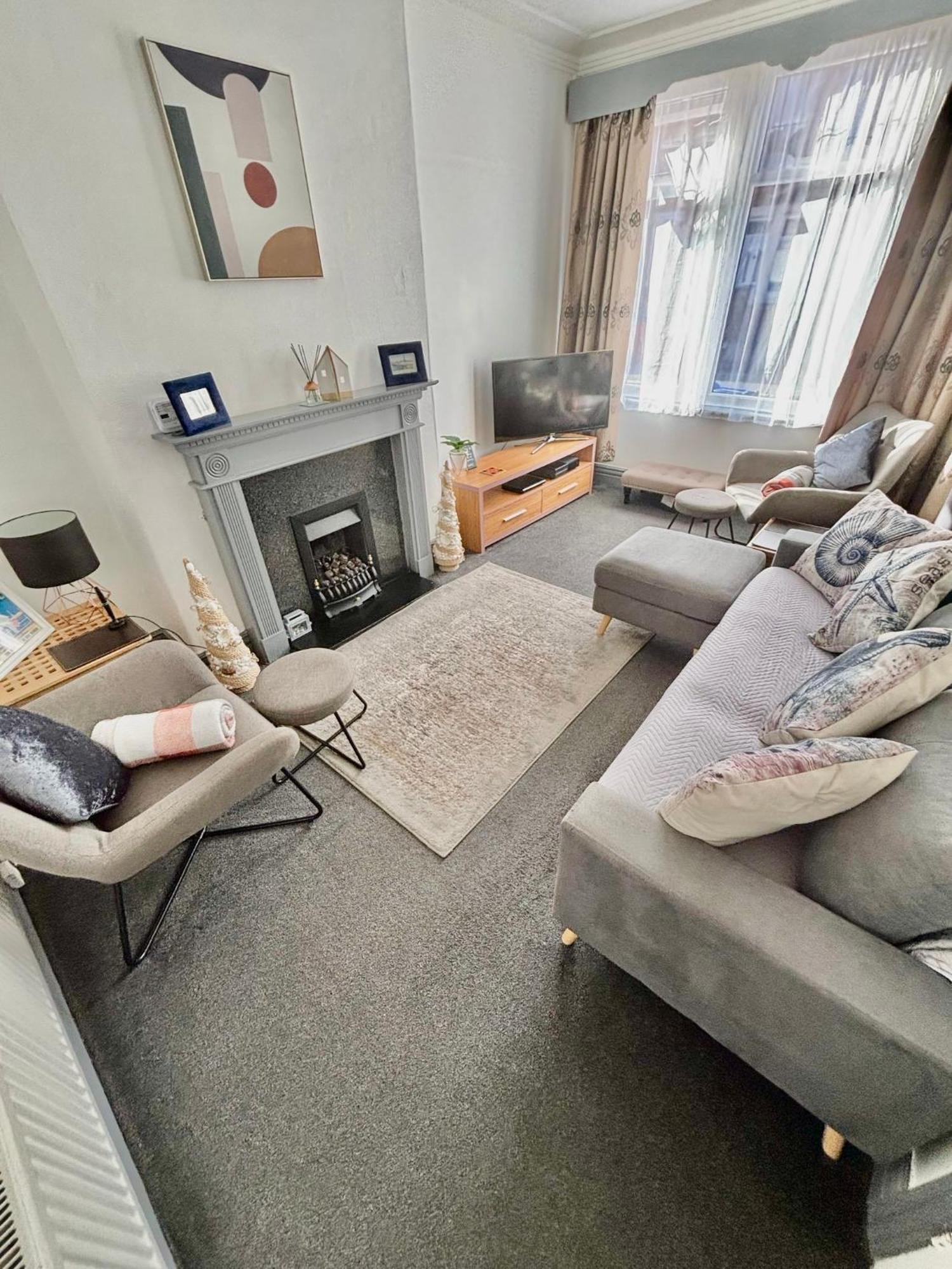 Entire Holiday Home In Blackpool With Free Parking And A Private Patio Garden ภายนอก รูปภาพ