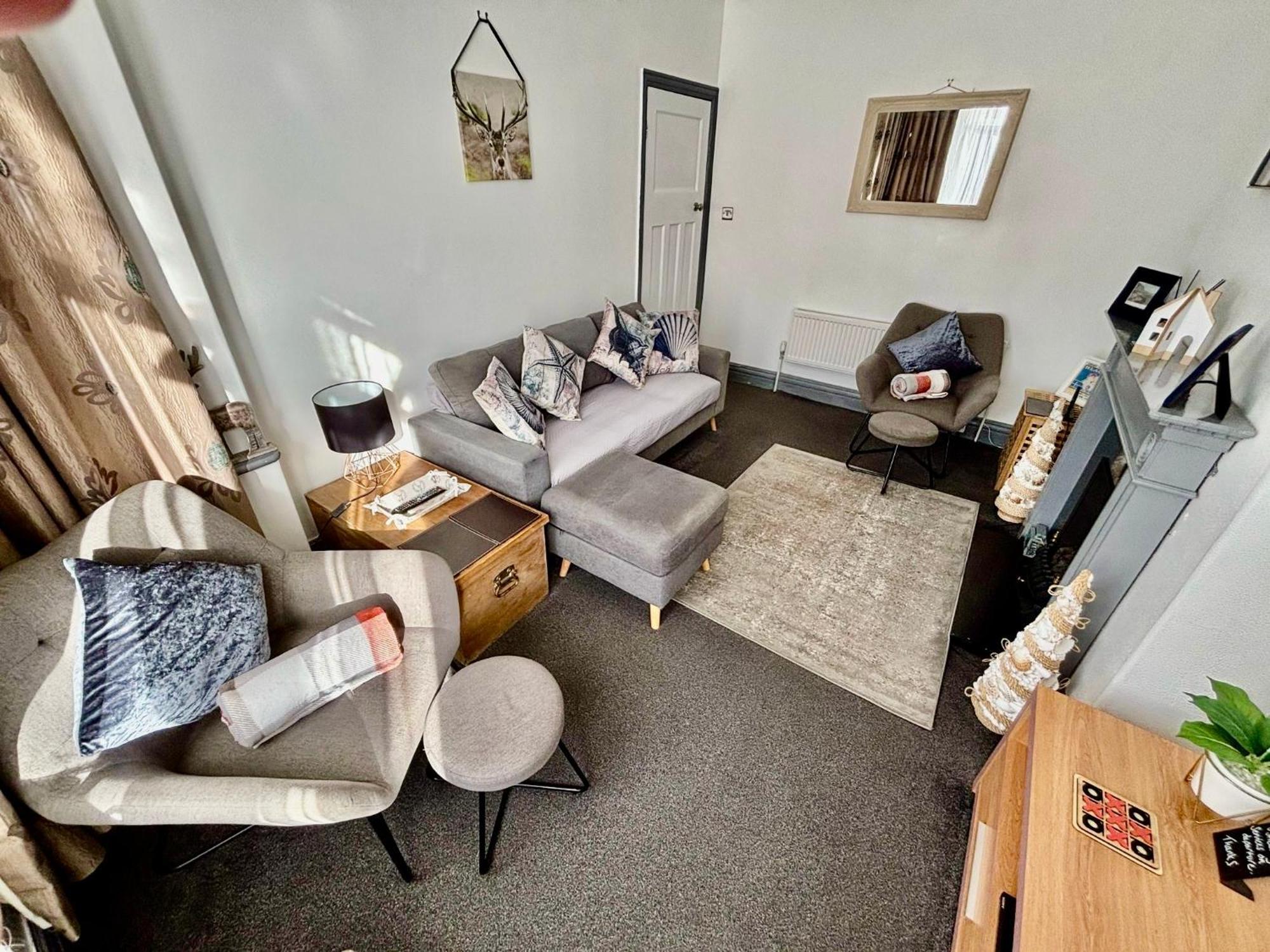 Entire Holiday Home In Blackpool With Free Parking And A Private Patio Garden ภายนอก รูปภาพ
